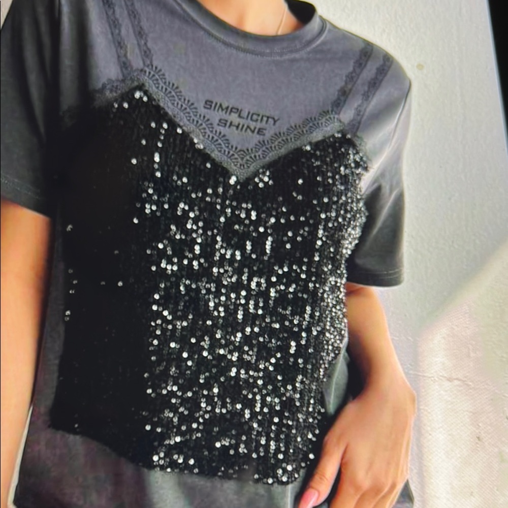 010 Simplicity Sequin Gray and Black Short Sleeve Tee